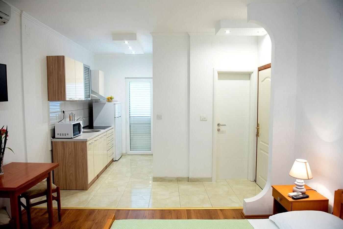 Apartments And Rooms Robi Podstrana Esterno foto